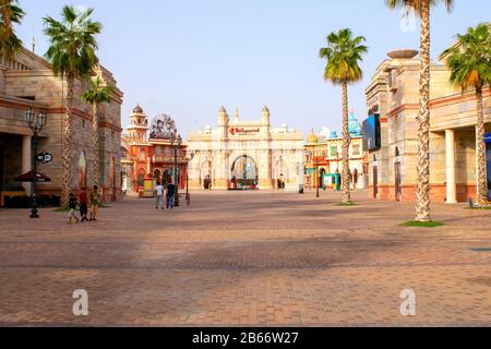 Dubai/VAE - 9. März 2020: Riverland Square mit Cafés und Eingang des Bollywoodparks in Dubai Parks and Resorts. Bollywood-Freizeitpark. Stockfoto