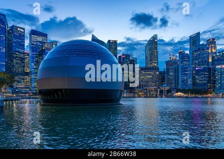 Singapur, Singapur - 13. FEBRUAR 2020: Neuer Singapore Apple Store Orb schwimmend Stockfoto