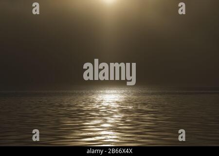 Starker Nebel, der in Drammen über dem Fjord hängt, während er sonnenbaden wird. Stockfoto