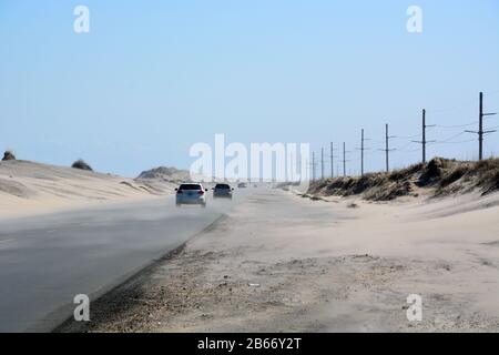 Sand weht über Highway 12 auf Cape Hatteras National Seashore am Äußeren Ufer von North Carolina. Stockfoto