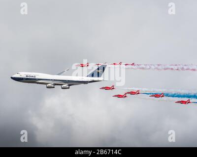 Eine Boeing 747-436 und Red Arrows der BOAC British Airways fliegen beim RIAT 2019, Fairford Gloucestershire UK, vorbei Stockfoto
