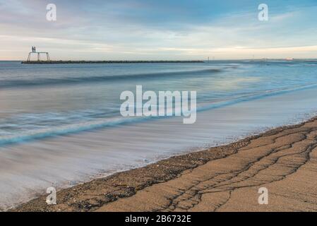 "Paar" eine Skulptur, die vor der Küste von Newbiggin-by-the-Sea von dem Künstler und Bildhauer Sean Henry, Northumberland, England installiert wurde Stockfoto