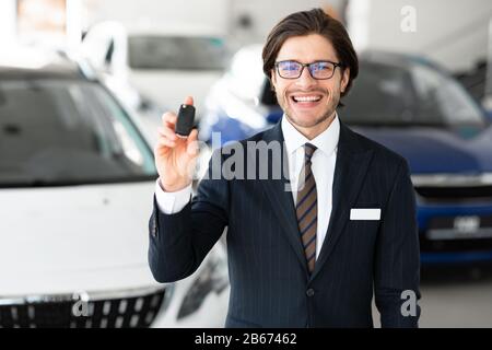 Agent Zeigt Den Autoschlüssel Im Mietwagenbüro An Stockfoto