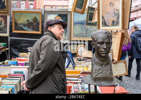 Eine Büste von Federico Garcia Lorca im Rastro Flohmarkt rund um die Plaza de Cascorro zwischen La Latina und Embajadores, Madrid, Spanien. Stockfoto