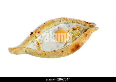 Ajarian lecker Khachapuri in Bootsform mit Ei isoliert auf weißem Hintergrund Stockfoto