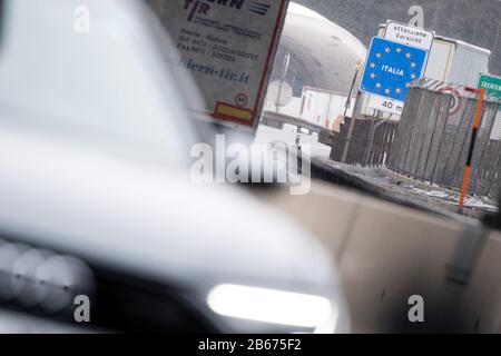 März 2020, Österreich, Gries Am Brenner: Das Landeszeichen Italiens ist kurz vor der Landesgrenze an der Brennerautobahn A13 zu sehen. Österreich führt stichprobenartige Kontrollen für Reisende an der Landesgrenze ein, um vor einer weiteren Ausbreitung des neuartigen Coronavirus zu schützen. Foto: Matthias Balk / dpa Stockfoto