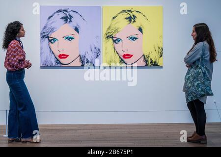 London, Großbritannien. März 2020. Debbie Harry, Mick Jagger und andere Porträts - Andy Warhol Exhibiton bei The Tate Modern. Diese neue Ausstellung - die erste seit fast 20 Jahren auf der Galerie - bietet einen seltenen persönlichen Einblick, wie Warhol und sein Werk eine Zeit der kulturellen Transformation markiert haben. Neben seinen bekannten Popbildern von Marilyn Monroe, Coca-Cola und Campbell's Soup Cans zeigt die Ausstellung Arbeiten, die noch nie in Großbritannien zu sehen waren, darunter die größte Gruppierung der Warhol-Serie Ladies and Gentlemen. Credit: Guy Bell/Alamy Live News Stockfoto