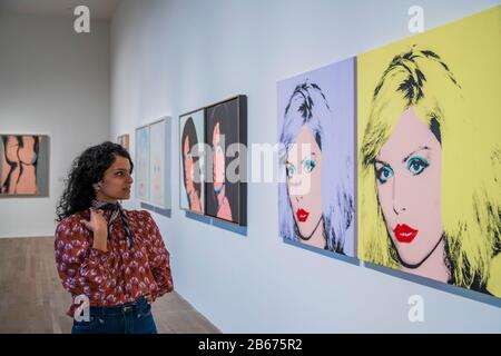 London, Großbritannien. März 2020. Debbie Harry, Mick Jagger und andere Porträts - Andy Warhol Exhibiton bei The Tate Modern. Diese neue Ausstellung - die erste seit fast 20 Jahren auf der Galerie - bietet einen seltenen persönlichen Einblick, wie Warhol und sein Werk eine Zeit der kulturellen Transformation markiert haben. Neben seinen bekannten Popbildern von Marilyn Monroe, Coca-Cola und Campbell's Soup Cans zeigt die Ausstellung Arbeiten, die noch nie in Großbritannien zu sehen waren, darunter die größte Gruppierung der Warhol-Serie Ladies and Gentlemen. Credit: Guy Bell/Alamy Live News Stockfoto