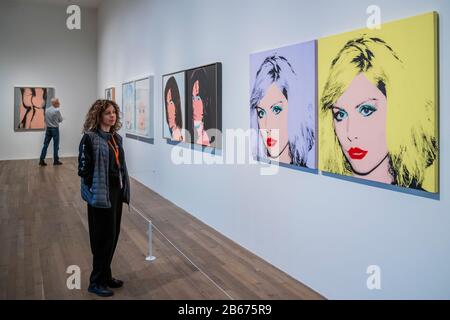 London, Großbritannien. März 2020. Debbie Harry, Mick Jagger und andere Porträts - Andy Warhol Exhibiton bei The Tate Modern. Diese neue Ausstellung - die erste seit fast 20 Jahren auf der Galerie - bietet einen seltenen persönlichen Einblick, wie Warhol und sein Werk eine Zeit der kulturellen Transformation markiert haben. Neben seinen bekannten Popbildern von Marilyn Monroe, Coca-Cola und Campbell's Soup Cans zeigt die Ausstellung Arbeiten, die noch nie in Großbritannien zu sehen waren, darunter die größte Gruppierung der Warhol-Serie Ladies and Gentlemen. Credit: Guy Bell/Alamy Live News Stockfoto