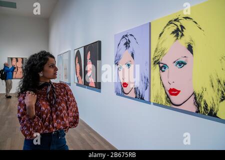 London, Großbritannien. März 2020. Debbie Harry, Mick Jagger und andere Porträts - Andy Warhol Exhibiton bei The Tate Modern. Diese neue Ausstellung - die erste seit fast 20 Jahren auf der Galerie - bietet einen seltenen persönlichen Einblick, wie Warhol und sein Werk eine Zeit der kulturellen Transformation markiert haben. Neben seinen bekannten Popbildern von Marilyn Monroe, Coca-Cola und Campbell's Soup Cans zeigt die Ausstellung Arbeiten, die noch nie in Großbritannien zu sehen waren, darunter die größte Gruppierung der Warhol-Serie Ladies and Gentlemen. Credit: Guy Bell/Alamy Live News Stockfoto