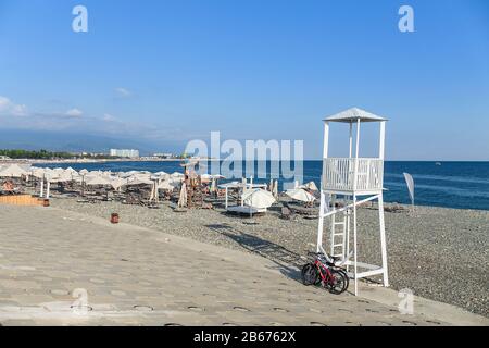 Rettungsschwimmturm am Strand, Sotschi, Russland Stockfoto