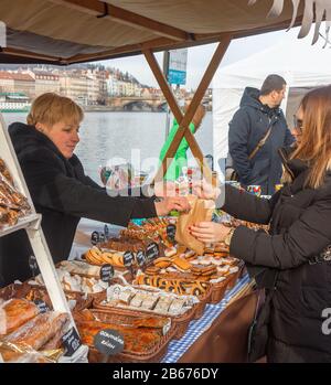 Prag - 15. Februar: Händler verkauft Ingwerbrot in ihrem Stall am Straßennahrungsmarkt der Naplavka-Bauern am 15. Februar 2020 in Prag, Tschechien. Cu Stockfoto