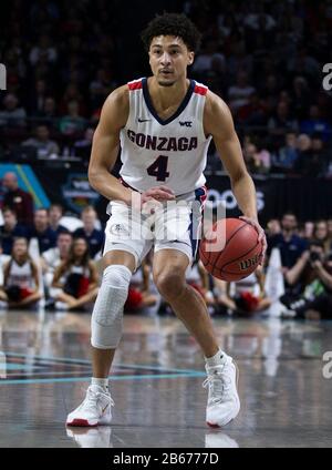 März 2020 Las Vegas, NV, USA Gonzaga Bulldogs Guard Ryan Woolridge (4) schaut den Ball während des Halbfinalspiels der NCAA West Coast Conference Männer Basketball Tournament zwischen Gonzaga Bulldogs und dem Sieg der San Francisco Dons 81-77 in der Orleans Arena Las Vegas, NV, vorbei. Thurman James/CSM Stockfoto