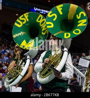 März 2020 Las Vegas, NV, USA San Francisco Dons Band preform während des Halbfinalspiels der NCAA West Coast Conference Men's Basketball Tournament zwischen Gonzaga Bulldogs und den San Francisco Dons 77-81 verloren in der Orleans Arena Las Vegas, NV. Thurman James/CSM Stockfoto