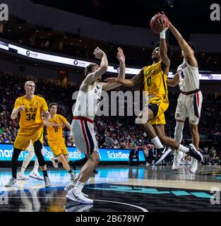 März 2020 Las Vegas, NV, U.S.A. San Francisco Dons Guard Khalil Shabazz (0) fährt während des Halbfinalspiels der NCAA West Coast Conference Men's Basketball Tournament zwischen Gonzaga Bulldogs und den San Francisco Dons 77-81, das in der Orleans Arena Las Vegas, NV verloren wurde, in den Korb. Thurman James/CSM Stockfoto