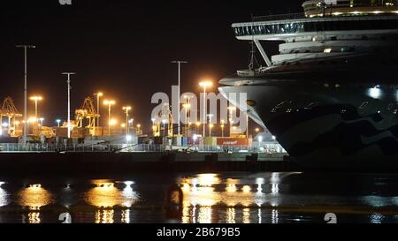 Oakland, USA. März 2020. Das Kreuzfahrtschiff Grand Princess steigt im Hafen von Oakland auf, nachdem 19 Besatzungsmitglieder und 2 Passagiere positiv auf Covid-19 getestet wurden, auch bekannt als Coronavirus. Eine Person auf der Kreuzfahrt starb an dem Virus. Credit: Kristin Cato/Alamy Live News Stockfoto