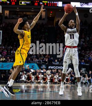 März 2020 Las Vegas, NV, USA Gonzaga Bulldogs Guard Joel Ayayi (11) macht einen Schuss während des Halbfinalspiels der NCAA West Coast Conference Men's Basketball Tournament zwischen Gonzaga Bulldogs und dem Sieg der San Francisco Dons 81-77 in der Orleans Arena Las Vegas, NV. Thurman James/CSM Stockfoto