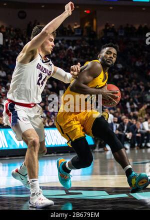 März 2020 Las Vegas, NV, U.S.A. San Francisco Dons Guard Charles Minlend (14) fährt zum Hoop während des Halbfinalspiels der NCAA West Coast Conference Men's Basketball Tournament zwischen Gonzaga Bulldogs und den San Francisco Dons 77-81 verloren in der Orleans Arena Las Vegas, NV. Thurman James/CSM Stockfoto