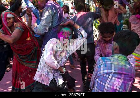 Neu-Delhi, Indien. März 2020. Indische Kinder, die mit Farben verschmiert wurden, feiern das Festival von Holi in Neu-Delhi, Indien, am 10. März 2020. Das Hindu-Festival von Holi oder das Festival der Farben läutet die Ankunft des Frühlings ein. Credit: Javed Dar/Xinhua/Alamy Live News Stockfoto