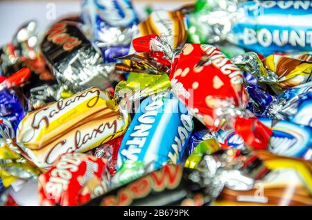 Nahaufnahme der Mars-Feierlichkeiten Miniatur-Pralinen. Schmackhafte, aber kalorienreiche, gemästigende Leckereien. Stockfoto