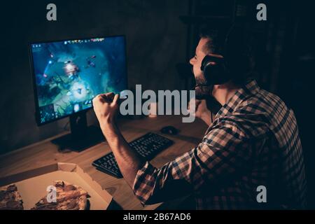 Nahaufnahme Seitenprofil Foto er sein Mann Videospiel Sprechgarnitur Mikrofonstrategie Handarm hoch hoffnungsvoll Sprachteam tragen Freizeit Plaid Stockfoto