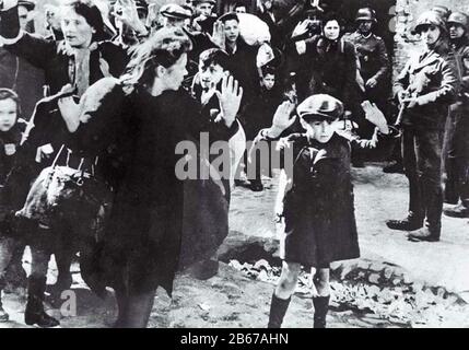 WARSCHAUER GHETTO 16. Mai 1943. Foto aus einem Album von SS-Major General Jurgen Stroop, das 1951 nach den Nürnberger Kriegsversuchen gehängt wurde. Stockfoto