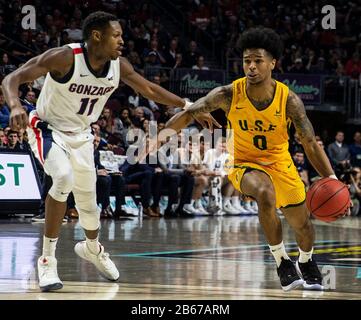 März 2020 Las Vegas, NV, U.S.A. San Francisco Dons Guard Khalil Shabazz (0) fährt während des Halbfinalspiels der NCAA West Coast Conference Men's Basketball Tournament zwischen Gonzaga Bulldogs und den San Francisco Dons 77-81, das in der Orleans Arena Las Vegas, NV verloren wurde, in den Korb. Thurman James/CSM Stockfoto