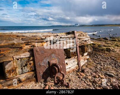 Überreste von Schiffswrack am Strand & Torness Atomkraftwerk in der Ferne, East Lothian Coast, Schottland, Großbritannien Stockfoto