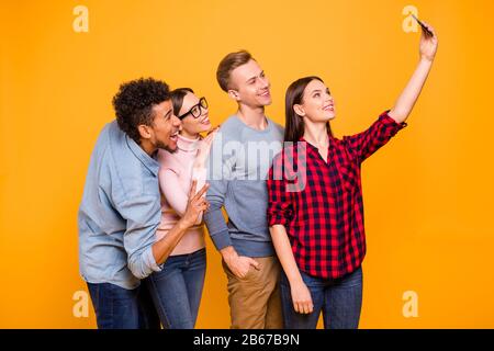 Portrait von schön aussehenden attraktiven charmanten funky fröhlichen Freundinnen des Unternehmens, die mit Geräten plaudern, die selfie machen Stockfoto