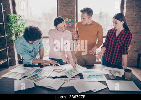 Portrait konzentrierter Jugendlicher denken Sie an eine nachdenkliche Analyse von Gedanken Dateninformationen wahre Experten Leadership Partner Stockfoto