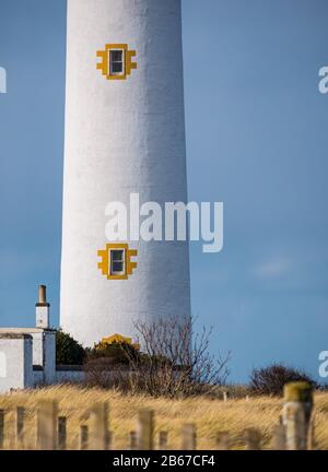 Deaktivierter Stevenson-Leuchtturm bei Sonnenschein, Barns Ness, East Lothian Coast, Schottland, Großbritannien Stockfoto