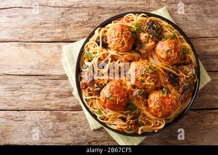 Rezept für köstliche Spaghetti mit Fleischbällchen und Pilzgravy in einem Teller auf dem Tisch. Horizontale Draufsicht von oben Stockfoto