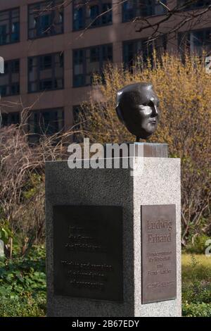 Büste von Ludwig Erhard, Moabit, Berlin Stockfoto