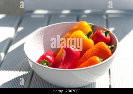 Bunte frische Paprika in einer weißen Schüssel Stockfoto