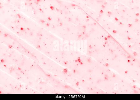 Erdbeer-Eis-Struktur nah beieinander. Draufsicht. Pinkfarbener Eiscreme mit kleinen Beeren Stockfoto