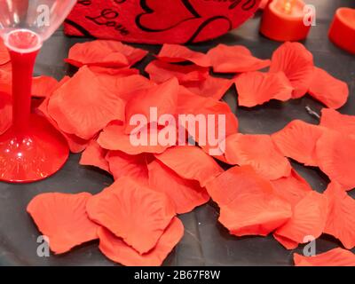 Nahimitierung oder künstliche rote Rosen hinterlässt den Hintergrund. Stockfoto