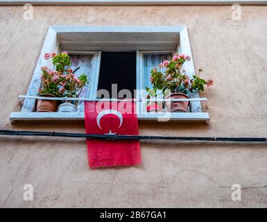 Architekturdetails Vintage-Fenster des Hauses alte Modedesign-Klassiker auf rustikal bemaltem Wandhintergrund Stockfoto