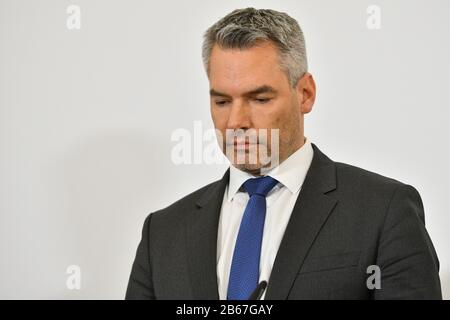 Wien, Österreich. März 2020. Pressekonferenz, weitere Maßnahmen zum Corona-Virus im Bundeskanzleramt in Wien mit Innenminister Karl Nehammer. Kredit: Franz Perc / Alamy Live News Stockfoto