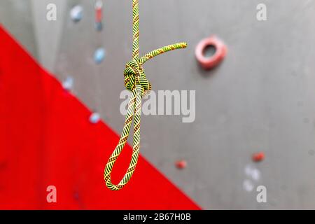 Abbildung Acht Knoten an gelbem Seil zum Klettern. Stockfoto