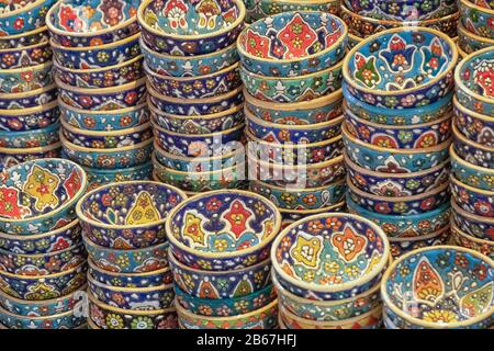 Bunte Schalen auf einem orientalischen Markt Stockfoto