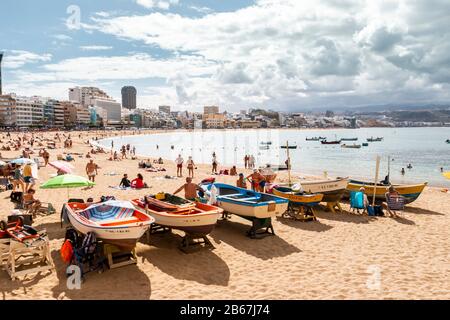 Las PALMAS, INSEL GRAN CANARIA, SPANIEN - JANUAR 2020: Menschen schwimmen und entspannen in der Playa de las Canteras Stockfoto