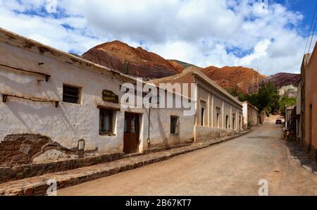 Leere staubige Straße in Purmamarca, Argentinien Stockfoto