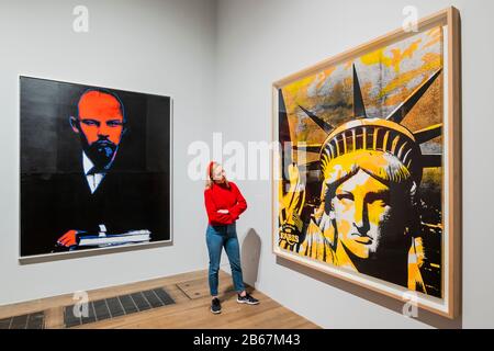 Lenin und Freiheitsstatue - Andy Warhol Exhibiton bei The Tate Modern. Diese neue Ausstellung - die erste seit fast 20 Jahren auf der Galerie - bietet einen seltenen persönlichen Einblick, wie Warhol und sein Werk eine Zeit der kulturellen Transformation markiert haben. Neben seinen bekannten Popbildern von Marilyn Monroe, Coca-Cola und Campbell's Soup Cans zeigt die Ausstellung Arbeiten, die noch nie in Großbritannien zu sehen waren, darunter die größte Gruppierung der Warhol-Serie Ladies and Gentlemen. Credit: Guy Bell/Alamy Live News Stockfoto