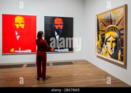 Lenin und Freiheitsstatue - Andy Warhol Exhibiton bei The Tate Modern. Diese neue Ausstellung - die erste seit fast 20 Jahren auf der Galerie - bietet einen seltenen persönlichen Einblick, wie Warhol und sein Werk eine Zeit der kulturellen Transformation markiert haben. Neben seinen bekannten Popbildern von Marilyn Monroe, Coca-Cola und Campbell's Soup Cans zeigt die Ausstellung Arbeiten, die noch nie in Großbritannien zu sehen waren, darunter die größte Gruppierung der Warhol-Serie Ladies and Gentlemen. Credit: Guy Bell/Alamy Live News Stockfoto