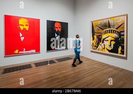 Lenin und Freiheitsstatue - Andy Warhol Exhibiton bei The Tate Modern. Diese neue Ausstellung - die erste seit fast 20 Jahren auf der Galerie - bietet einen seltenen persönlichen Einblick, wie Warhol und sein Werk eine Zeit der kulturellen Transformation markiert haben. Neben seinen bekannten Popbildern von Marilyn Monroe, Coca-Cola und Campbell's Soup Cans zeigt die Ausstellung Arbeiten, die noch nie in Großbritannien zu sehen waren, darunter die größte Gruppierung der Warhol-Serie Ladies and Gentlemen. Credit: Guy Bell/Alamy Live News Stockfoto