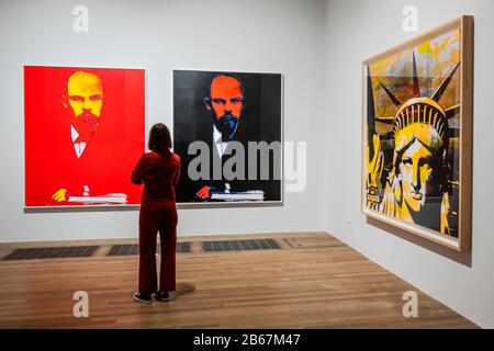 Lenin und Freiheitsstatue - Andy Warhol Exhibiton bei The Tate Modern. Diese neue Ausstellung - die erste seit fast 20 Jahren auf der Galerie - bietet einen seltenen persönlichen Einblick, wie Warhol und sein Werk eine Zeit der kulturellen Transformation markiert haben. Neben seinen bekannten Popbildern von Marilyn Monroe, Coca-Cola und Campbell's Soup Cans zeigt die Ausstellung Arbeiten, die noch nie in Großbritannien zu sehen waren, darunter die größte Gruppierung der Warhol-Serie Ladies and Gentlemen. Credit: Guy Bell/Alamy Live News Stockfoto