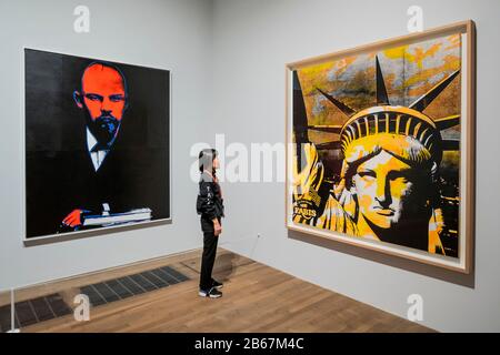 Lenin und Freiheitsstatue - Andy Warhol Exhibiton bei The Tate Modern. Diese neue Ausstellung - die erste seit fast 20 Jahren auf der Galerie - bietet einen seltenen persönlichen Einblick, wie Warhol und sein Werk eine Zeit der kulturellen Transformation markiert haben. Neben seinen bekannten Popbildern von Marilyn Monroe, Coca-Cola und Campbell's Soup Cans zeigt die Ausstellung Arbeiten, die noch nie in Großbritannien zu sehen waren, darunter die größte Gruppierung der Warhol-Serie Ladies and Gentlemen. Credit: Guy Bell/Alamy Live News Stockfoto