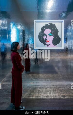 Silver Liz - Andy Warhol Exhibiton bei The Tate Modern. Diese neue Ausstellung - die erste seit fast 20 Jahren auf der Galerie - bietet einen seltenen persönlichen Einblick, wie Warhol und sein Werk eine Zeit der kulturellen Transformation markiert haben. Neben seinen bekannten Popbildern von Marilyn Monroe, Coca-Cola und Campbell's Soup Cans zeigt die Ausstellung Arbeiten, die noch nie in Großbritannien zu sehen waren, darunter die größte Gruppierung der Warhol-Serie Ladies and Gentlemen. Credit: Guy Bell/Alamy Live News Stockfoto