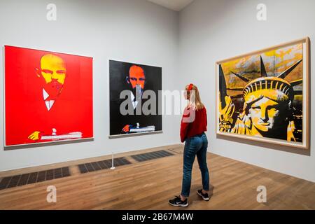 Lenin und Freiheitsstatue - Andy Warhol Exhibiton bei The Tate Modern. Diese neue Ausstellung - die erste seit fast 20 Jahren auf der Galerie - bietet einen seltenen persönlichen Einblick, wie Warhol und sein Werk eine Zeit der kulturellen Transformation markiert haben. Neben seinen bekannten Popbildern von Marilyn Monroe, Coca-Cola und Campbell's Soup Cans zeigt die Ausstellung Arbeiten, die noch nie in Großbritannien zu sehen waren, darunter die größte Gruppierung der Warhol-Serie Ladies and Gentlemen. Credit: Guy Bell/Alamy Live News Stockfoto