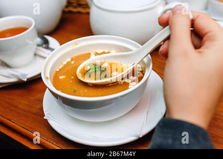 Japanische Miso-Suppe mit Löffel im Restaurant Stockfoto